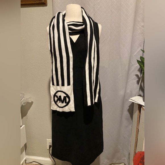 Michael Kors Black & White Stripe Scarf - Picture 1 of 8